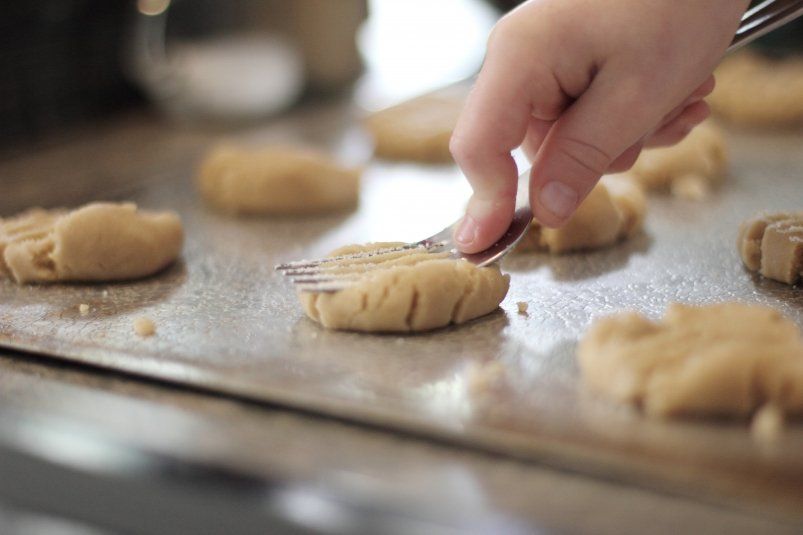 Готовим самое быстрое печенье на сметане: вкуснейший десерт к чаю из ничего
