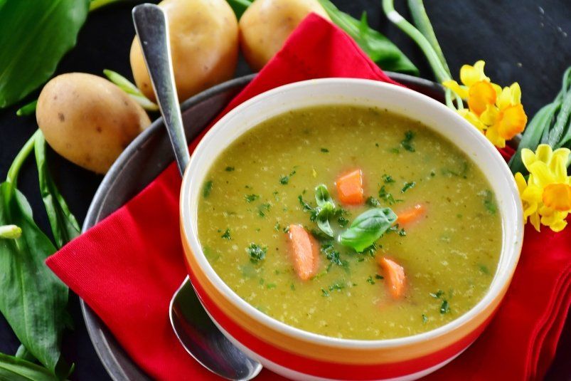 Вместо привычной лапши — готовим густой куриный суп со сливочным сыром: съедаем по 2 кастрюли в день