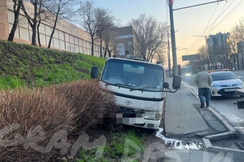"Влетел на скоростях": жесткое ДТП в столице ДФО с участием грузовика