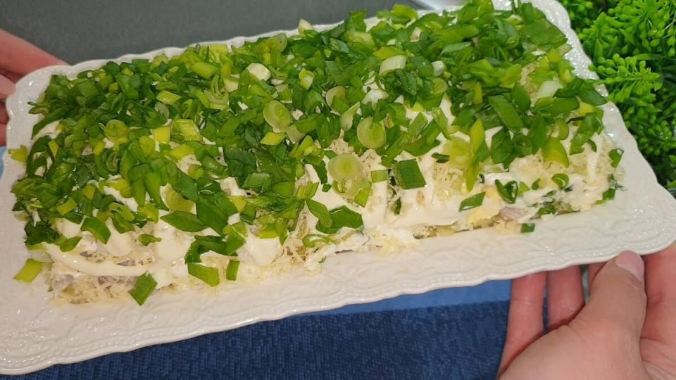 Новый взгляд на классический салат: сельдь под зелёной шубкой