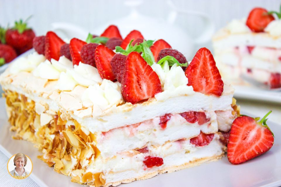 Летний десерт мечты: Меренговый торт с клубникой