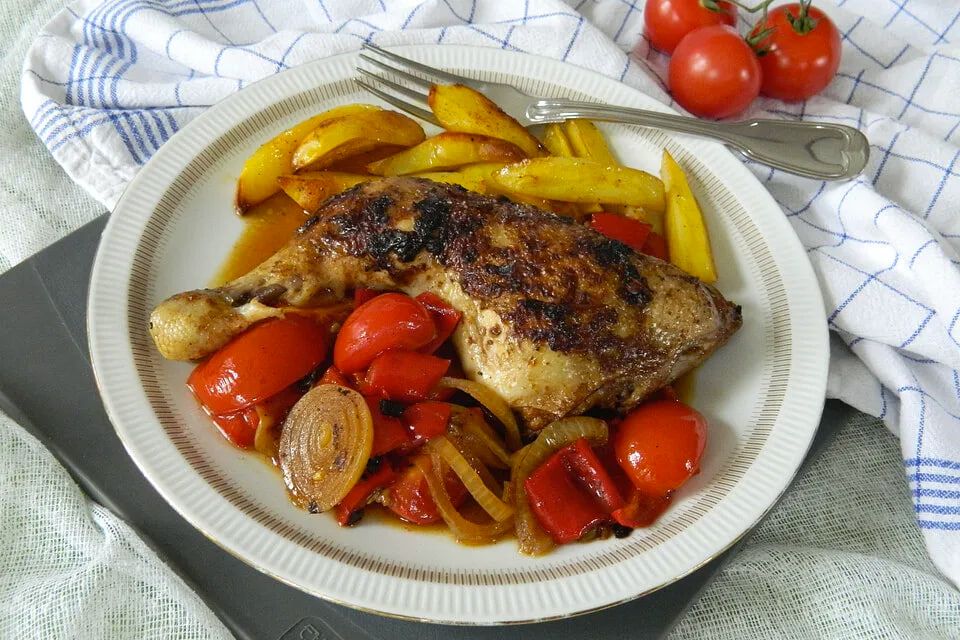 Запеченные куриные ножки на маринованных овощах