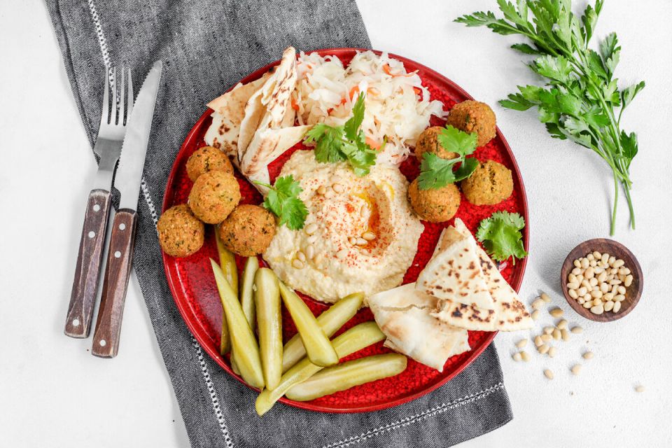 Фалафель как искусство: идеальный рецепт с хумусом и квашеной капустой