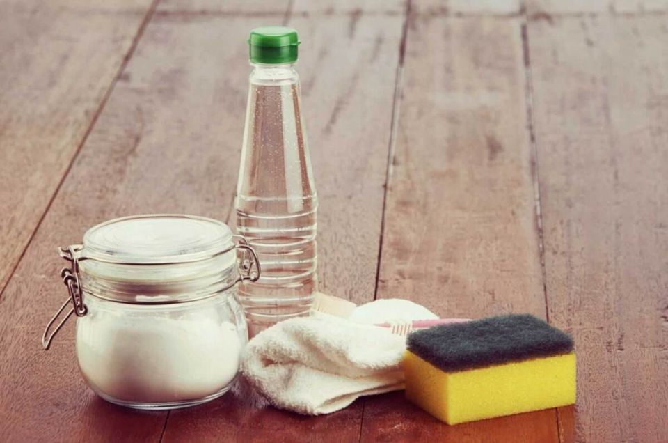 Уксус как удобное средство для дома: когда и зачем он помогает