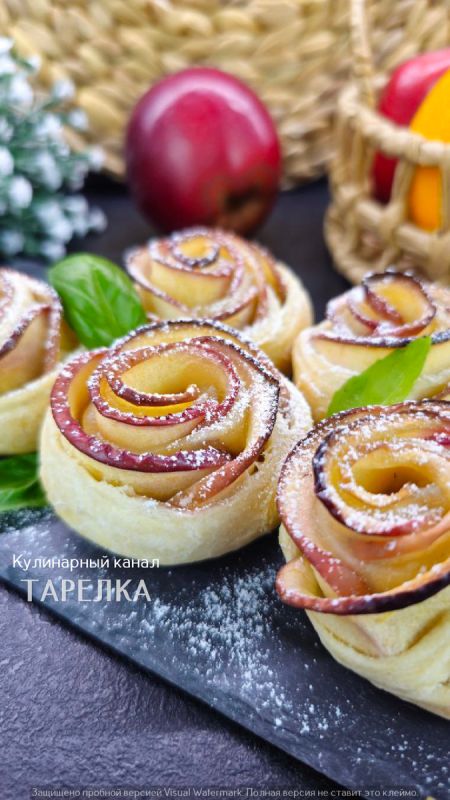 Слойки-розочки из яблок — простой уютный десерт на каждый день