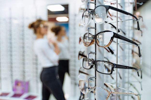 Как вернуть заказные очки в оптике: практичный разбор прав потребителя