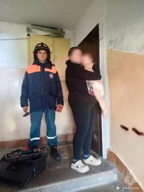 Мама осталась за порогом. В Мамоново спасатели вскрыли дверь квартиры, случайно запертую детьми