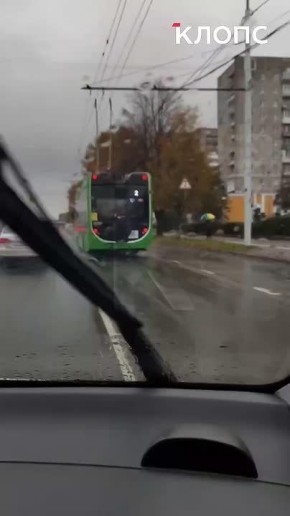 В Калининграде подростки решили необычным способом прокатиться на троллейбусе «Синара» (видео)