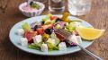 Греческий салат будете готовить только так: один ингредиент сделает вкус незабываемым