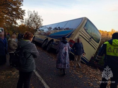 Экскурсионный автобус съехал в кювет в Полесском районе