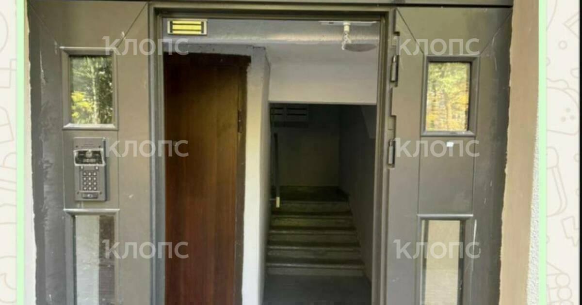 В Калининграде подрядчик установил дверь в четырёхэтажном доме на Театральной и снял её на следующий день после приёмки