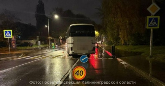 В Калининграде в пятницу вечером три пешехода попали под колёса автомобилей и автобуса (фото)