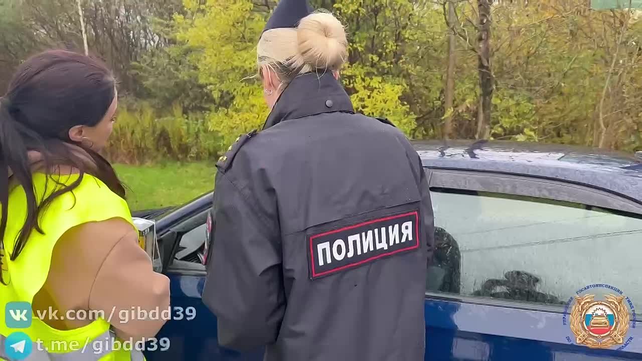 В Калининграде сотрудники Центра ДиТН ПБДД ГИБДД совместно с представителями радиостанции поздравили водителей с Днем автомобилиста