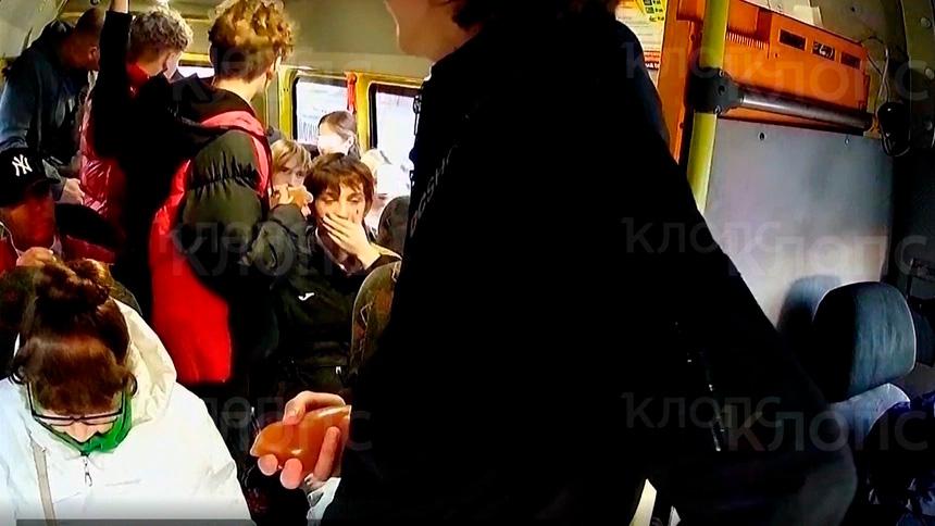 В Калининграде подростки атаковали маршрутку «бомбами» из презервативов