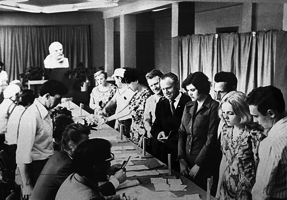 Наша Дата.. 32 года назад, 27 октября 1993 года состоялось первое заседание Калининградской окружной избирательной комиссии по избирательному округу № 85 для организации и проведения выборов в Государственную Думу... Наша Дата.. 32 года назад, 27 октября 1993 года состоялось первое заседание Калининградской окружной избирательной комиссии по избирательному округу № 85 для организации и проведения выборов в Государственную Думу...