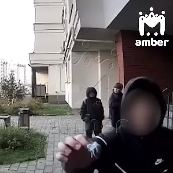 Парню чуть не прилетело трубой по голове у ЖК "Восток" — её скинули школьники