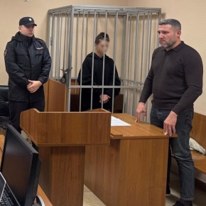 Суд взял под стражу 33-летную женщину, которая содержала притон в доме на Каштановой аллее
