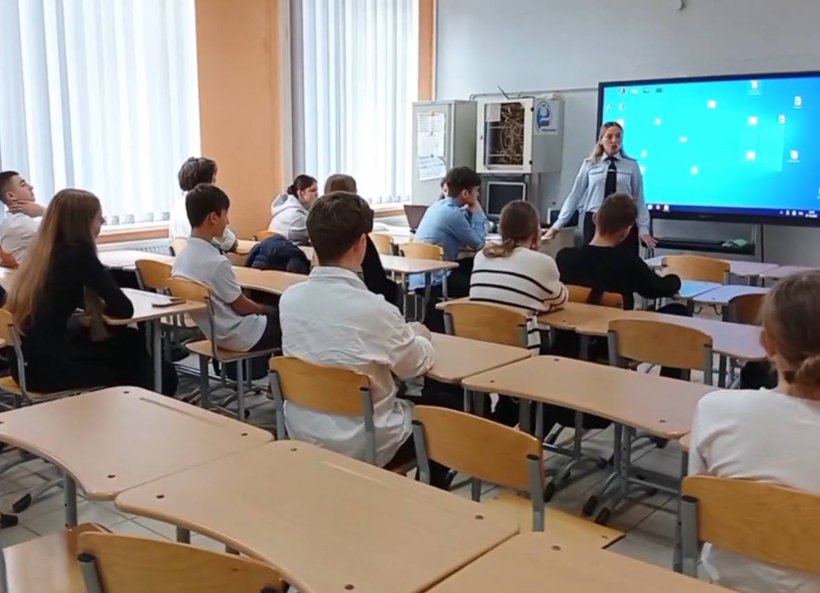 Сотрудники Госавтоинспекции ОМВД России "Гурьевский" провели профилактическое мероприятие с учениками "Добринской ООШ имени Н.С. Спиридонова"