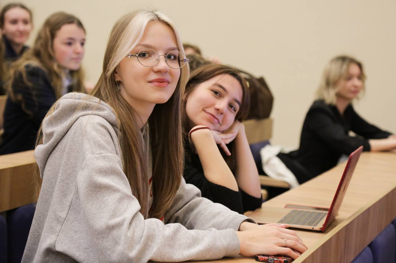 Более тысячи студентов в 11 ведущих вузах России — от Калининграда до Владивостока — стали слушателями образовательного дня по противодействию фейковой информации в рамках Международного форума «Диалог о фейках 3.0» Более тысячи студентов в 11 ведущих вузах России — от Калининграда до Владивостока — стали слушателями образовательного дня по противодействию фейковой информации в рамках Международного форума «Диалог о фейках 3.0»