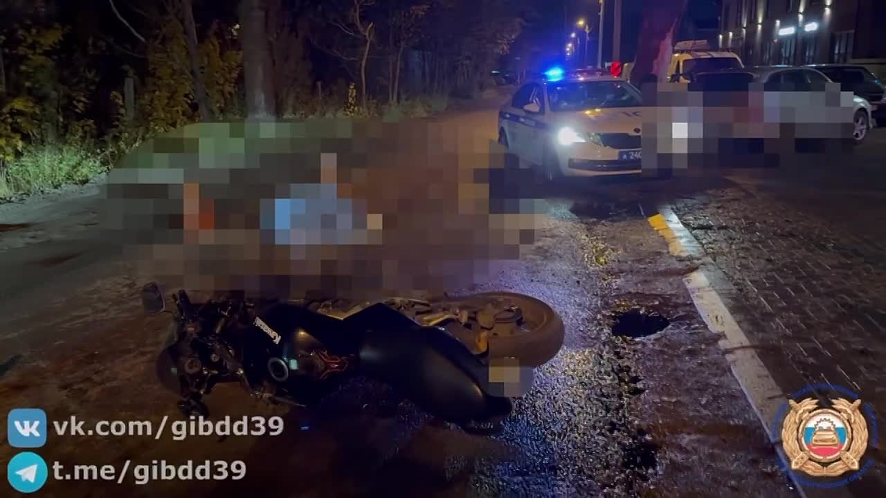У погибшего на окружной Калининграда 22-летнего мотоциклиста шлем разлетелся на куски от удара