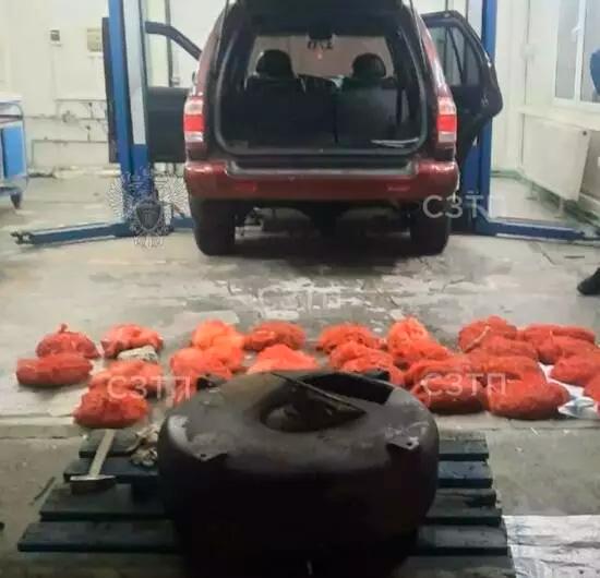 Суд вынес приговор калининградцу, который хотел вывезти в Литву под днищем машины 48,8 кг янтаря