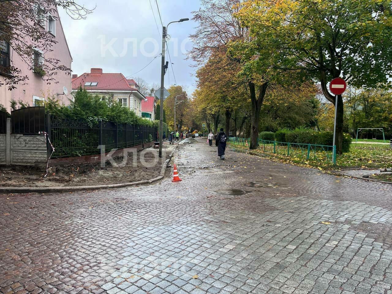 В Калининграде начали ремонтировать тротуар между гимназией №1 и зеброй, где погиб школьник В Калининграде начали ремонтировать тротуар между гимназией №1 и зеброй, где погиб школьник