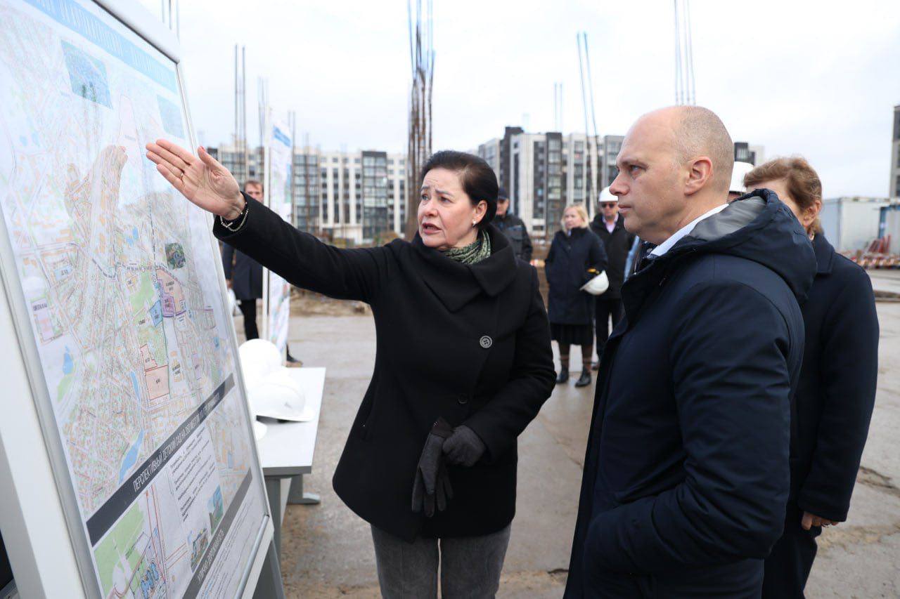 Елена Дятлова: Вместе с губернатором Калининградской области Алексеем Сергеевичем Беспрозванных проверили, как ведется строительство новой школы на улице Героя России Мариенко и обсудили другие важные вопросы, касающиеся... Елена Дятлова: Вместе с губернатором Калининградской области Алексеем Сергеевичем Беспрозванных проверили, как ведется строительство новой школы на улице Героя России Мариенко и обсудили другие важные вопросы, касающиеся...