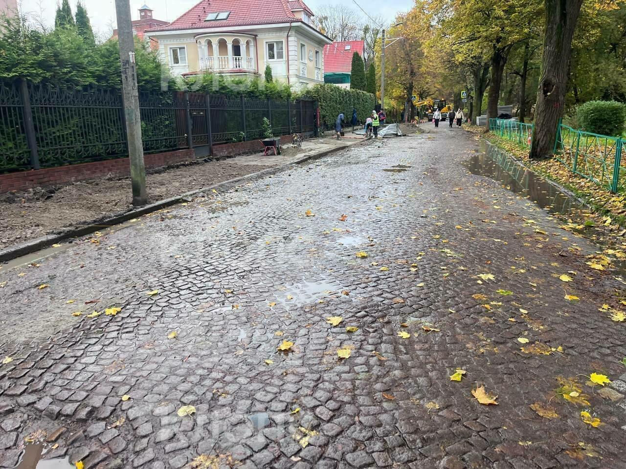 В Калининграде начали ремонтировать тротуар между гимназией №1 и зеброй, где погиб школьник В Калининграде начали ремонтировать тротуар между гимназией №1 и зеброй, где погиб школьник