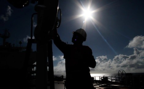 Направлявшийся в Индию танкер с российской нефтью изменил курс и теперь дрейфует в Балтийском море, сообщает Bloomberg со ссылкой на данные платформ отслеживания судов Kpler и Vortexa