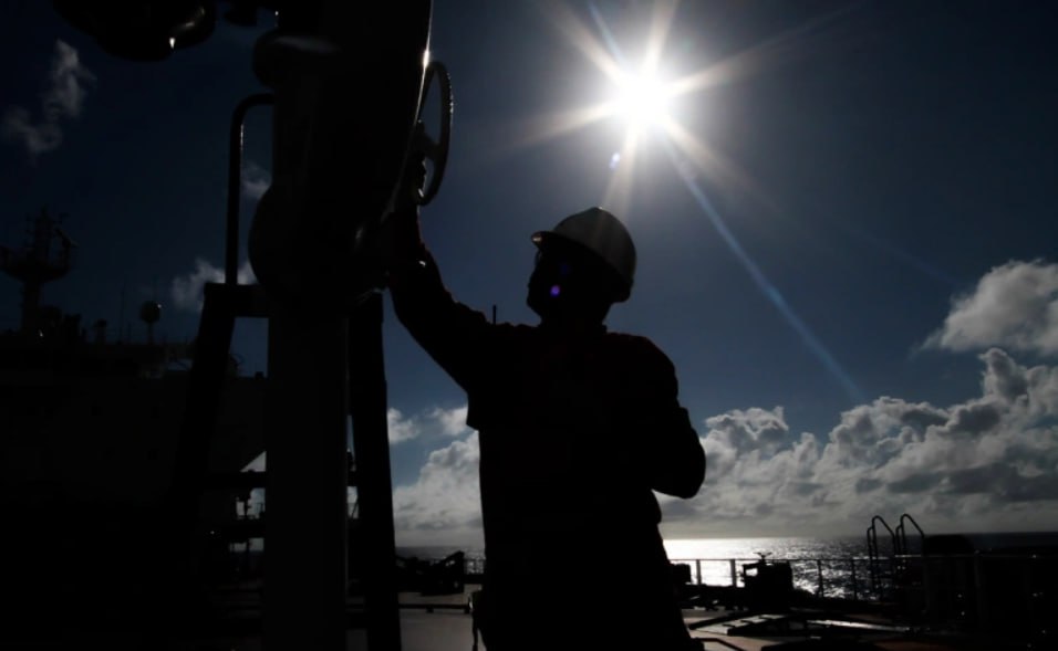 Направлявшийся в Индию танкер с российской нефтью изменил курс и теперь дрейфует в Балтийском море, сообщает Bloomberg со ссылкой на данные платформ отслеживания судов Kpler и Vortexa