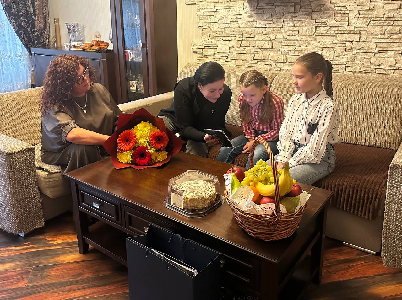 Елена Дятлова: Сегодня в России праздник людей, которые посвятили себя благородному делу воспитания детей, оставшихся без родительской заботы – День опекуна Елена Дятлова: Сегодня в России праздник людей, которые посвятили себя благородному делу воспитания детей, оставшихся без родительской заботы – День опекуна