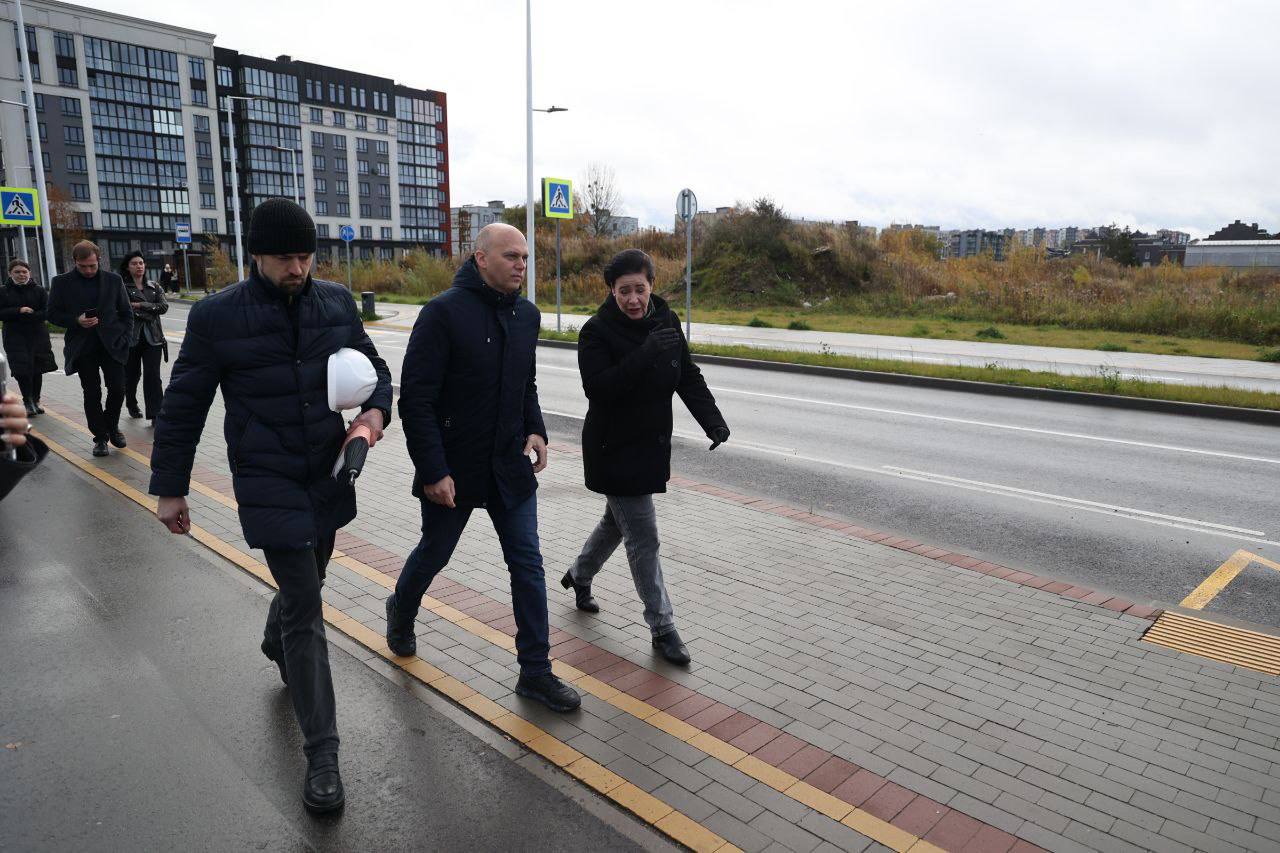 Елена Дятлова: Вместе с губернатором Калининградской области Алексеем Сергеевичем Беспрозванных проверили, как ведется строительство новой школы на улице Героя России Мариенко и обсудили другие важные вопросы, касающиеся... Елена Дятлова: Вместе с губернатором Калининградской области Алексеем Сергеевичем Беспрозванных проверили, как ведется строительство новой школы на улице Героя России Мариенко и обсудили другие важные вопросы, касающиеся...