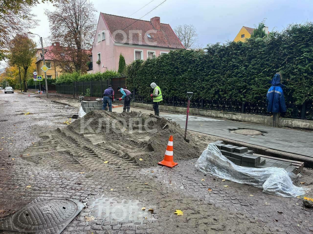 В Калининграде начали ремонтировать тротуар между гимназией №1 и зеброй, где погиб школьник