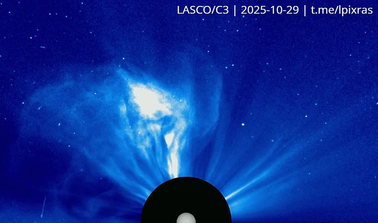 Страшно красиво!. Это взрыв, который произошёл сегодня ночью на обратной стороне Солнца