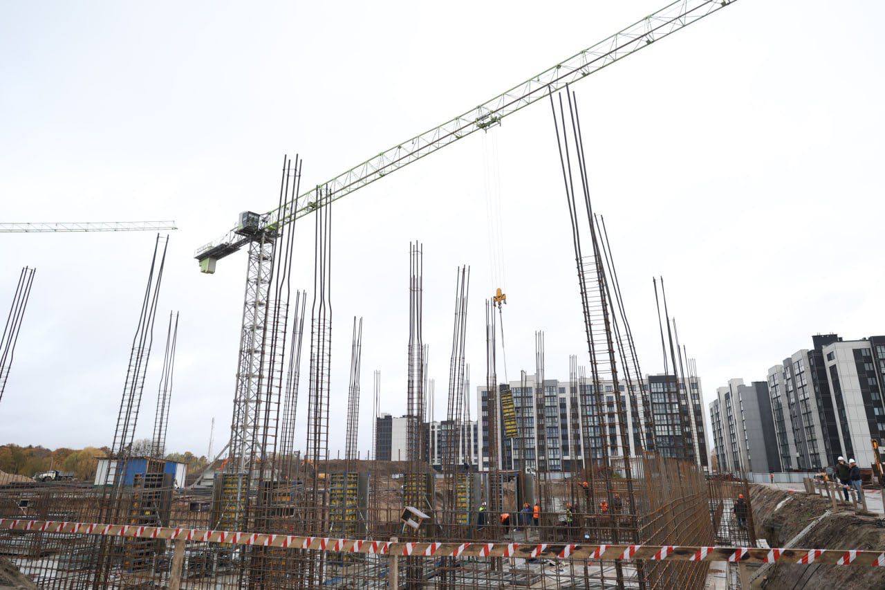 Елена Дятлова: Вместе с губернатором Калининградской области Алексеем Сергеевичем Беспрозванных проверили, как ведется строительство новой школы на улице Героя России Мариенко и обсудили другие важные вопросы, касающиеся... Елена Дятлова: Вместе с губернатором Калининградской области Алексеем Сергеевичем Беспрозванных проверили, как ведется строительство новой школы на улице Героя России Мариенко и обсудили другие важные вопросы, касающиеся...