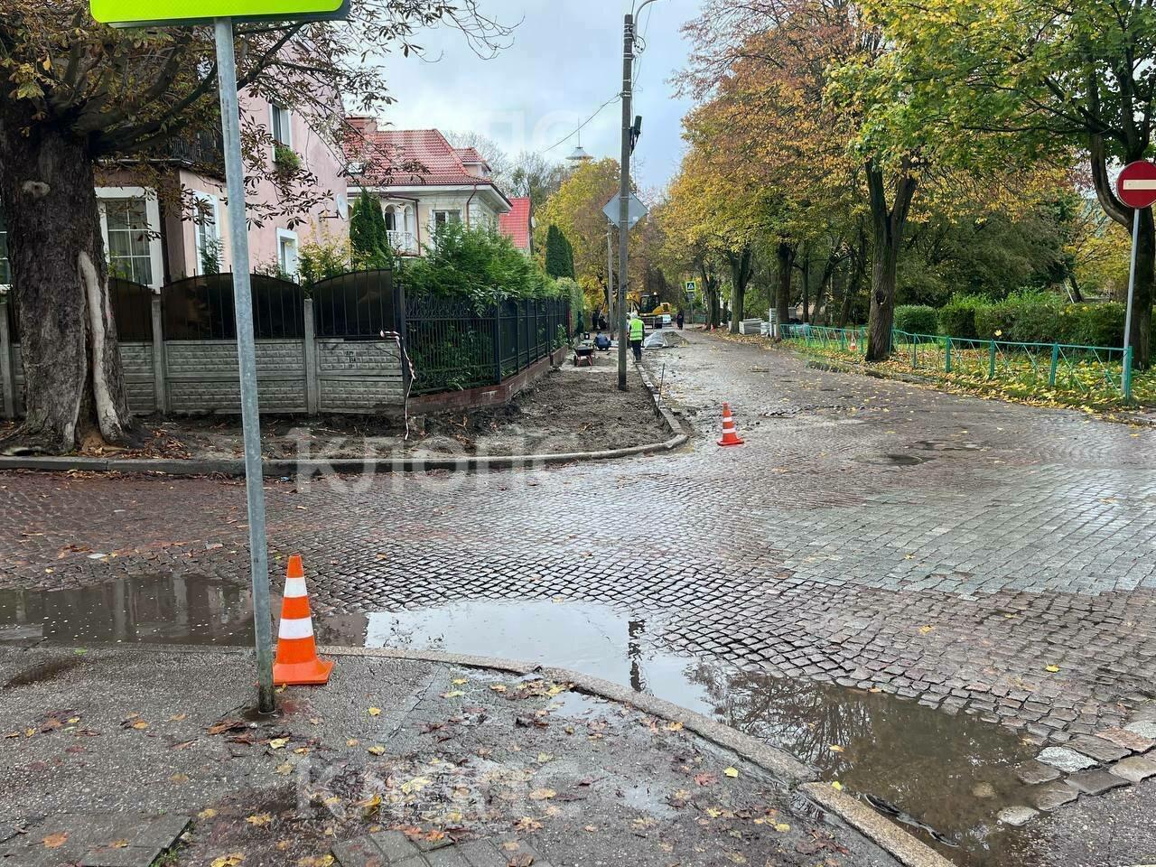 В Калининграде начали ремонтировать тротуар между гимназией №1 и зеброй, где погиб школьник В Калининграде начали ремонтировать тротуар между гимназией №1 и зеброй, где погиб школьник