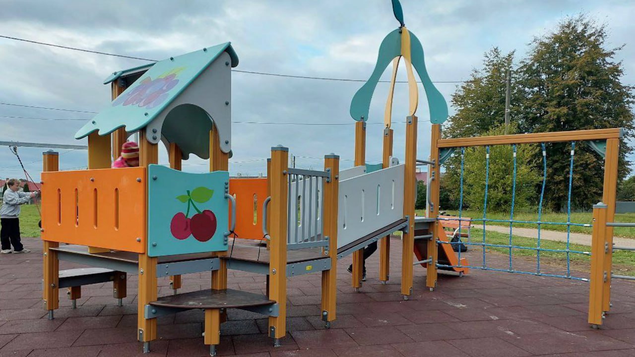 В поселке Февральское завершили строительство детской площадки