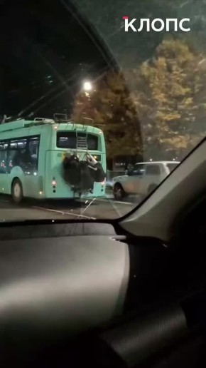 В Калининграде на Московском проспекте подростки-зацеперы катались на троллейбусе (видео)