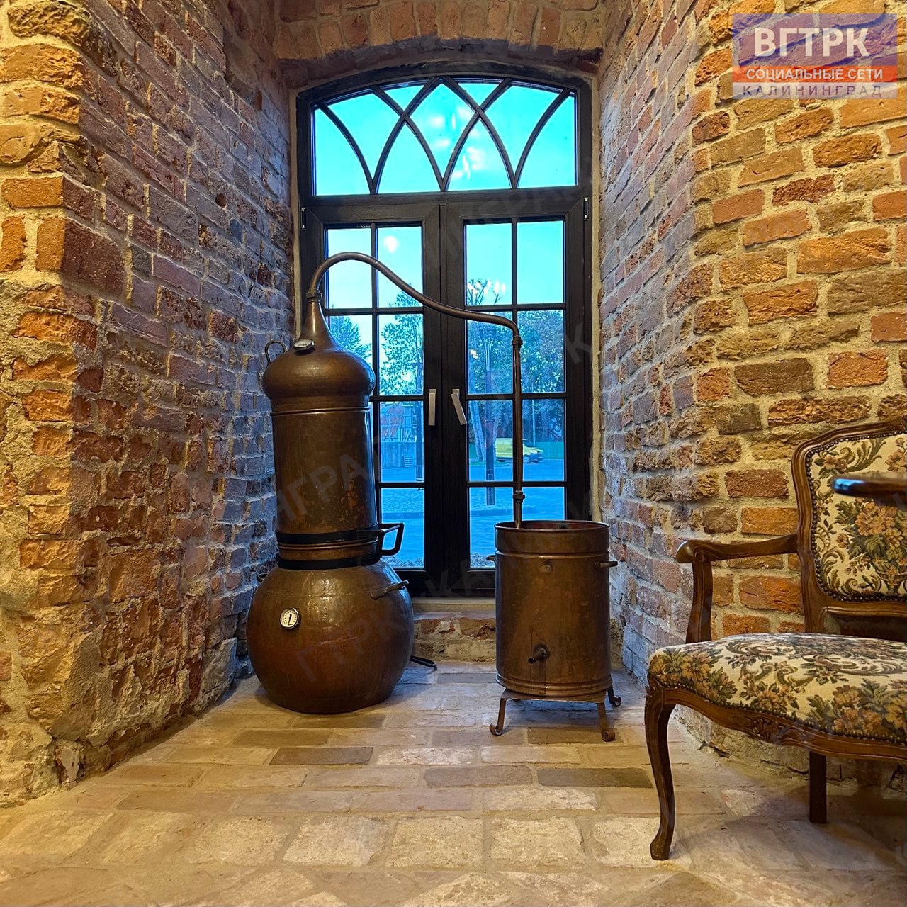 «В стенах величественного замка Нойхаузен мы создали уникальную Лабораторию Парфюмера — место, где оживает магия старинных ароматов и раскрывается тайна искусства создания запахов...» «В стенах величественного замка Нойхаузен мы создали уникальную Лабораторию Парфюмера — место, где оживает магия старинных ароматов и раскрывается тайна искусства создания запахов...»