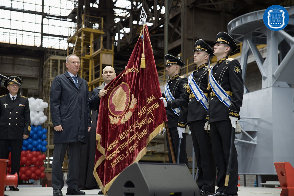 Помощник Президента России, председатель Морской коллегии Николай Патрушев вручил орден «За доблестный труд» коллективу судостроительного завода «Янтарь»