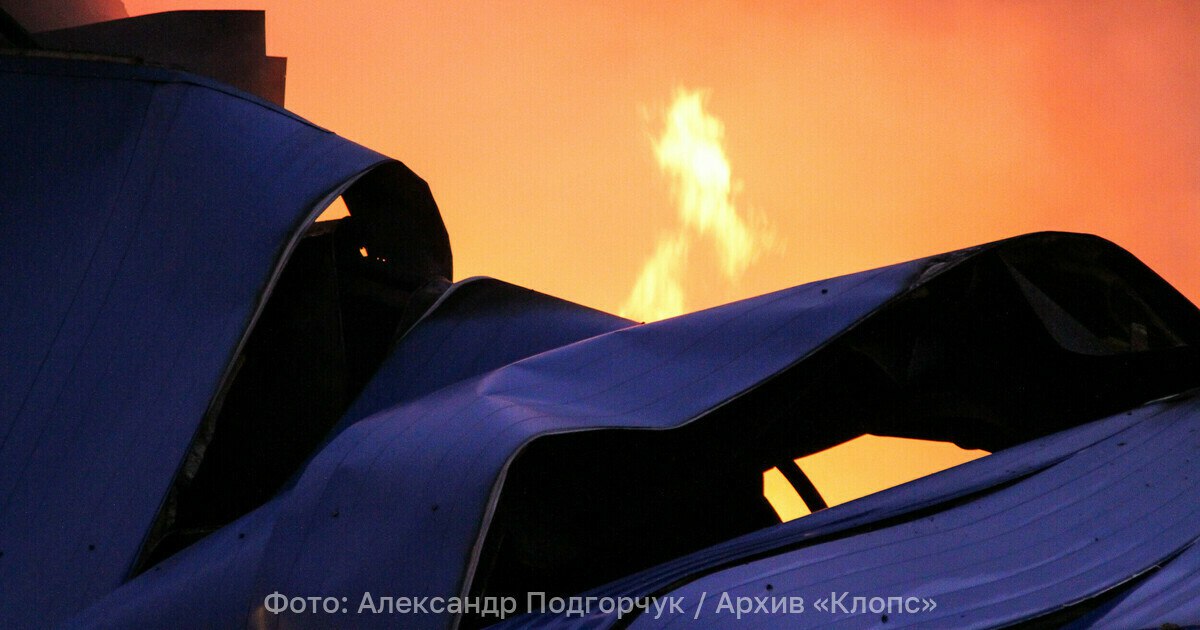 Для тушения огня на складе в Калининграде потребовалось 9 пожарных машин