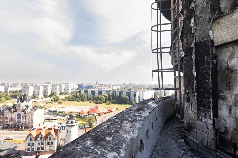 Жильцы дома на Эпроновской, где сгорел пентхаус, год страдают от сырости из-за протекающей крыши