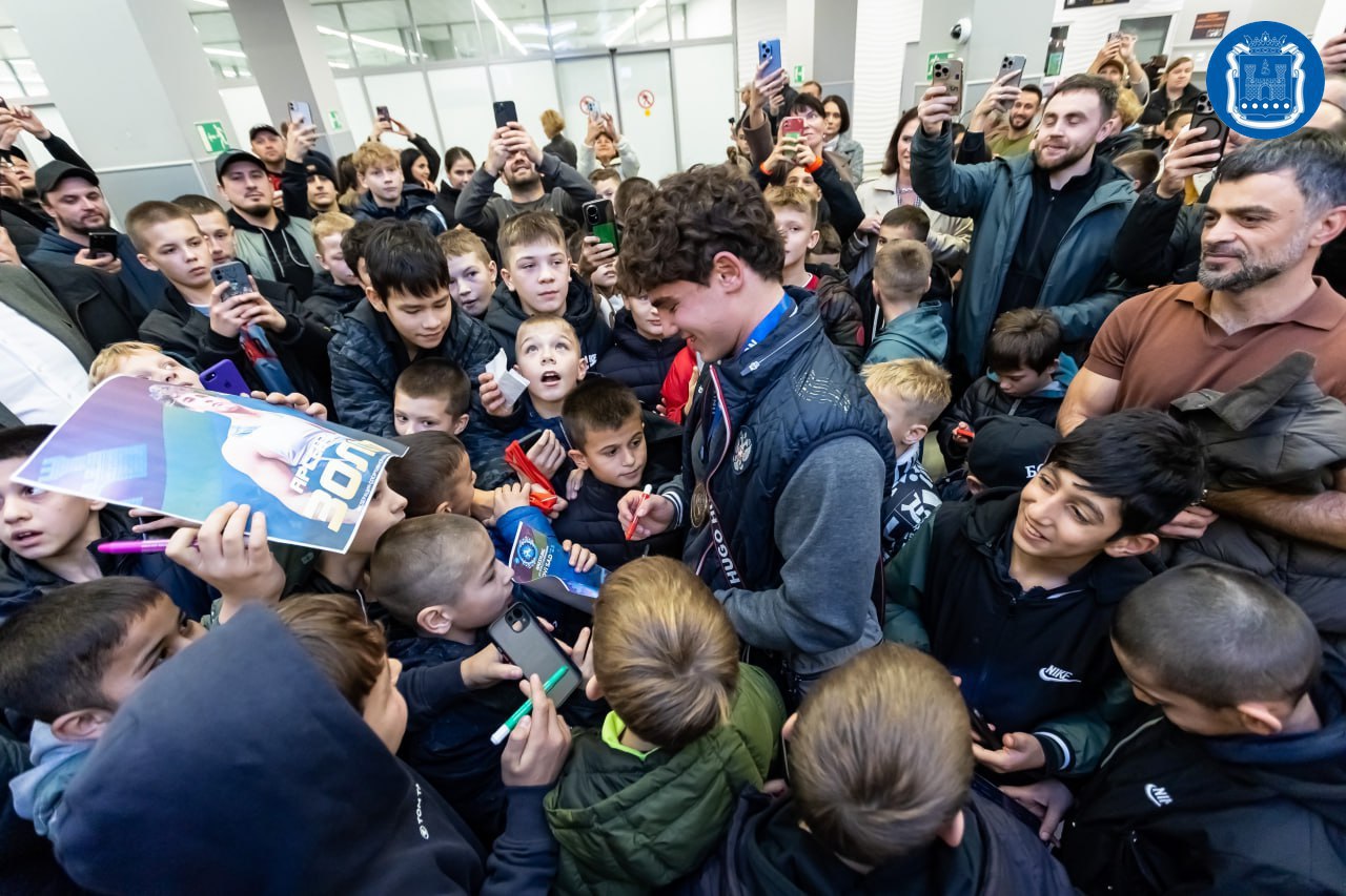 В калининградском аэропорту «Храброво» встретили победителя первенства мира по вольной борьбе Арсена Балаяна В калининградском аэропорту «Храброво» встретили победителя первенства мира по вольной борьбе Арсена Балаяна