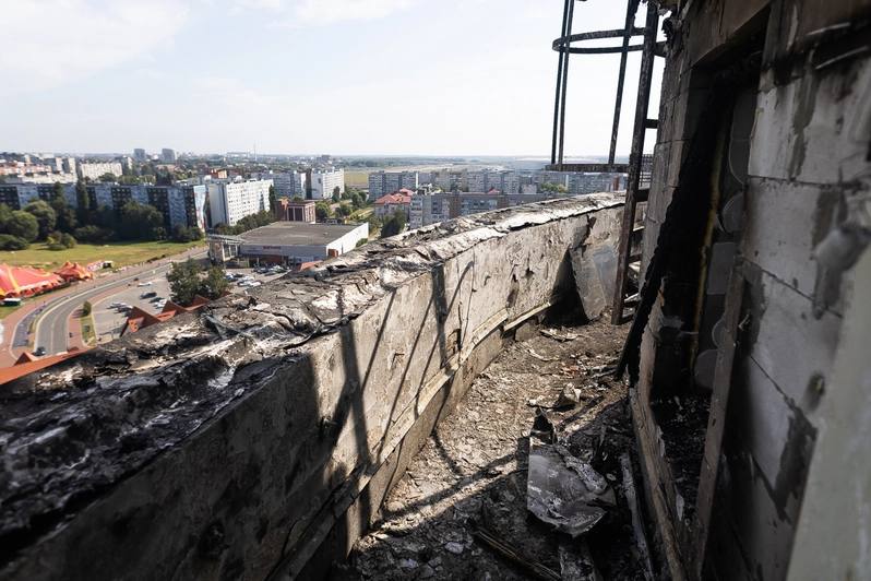 Жильцы дома на Эпроновской, где сгорел пентхаус, год страдают от сырости из-за протекающей крыши Жильцы дома на Эпроновской, где сгорел пентхаус, год страдают от сырости из-за протекающей крыши