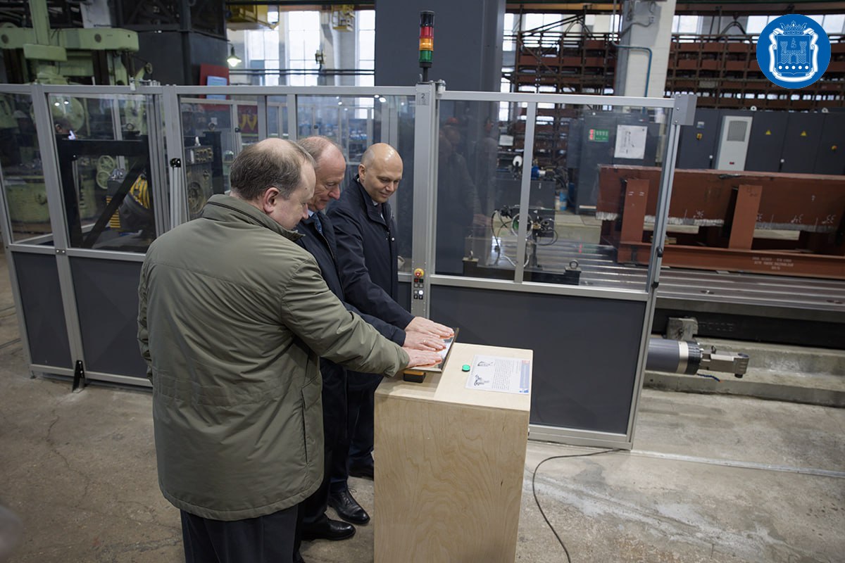 Помощник Президента России, председатель Морской коллегии Николай Патрушев вручил орден «За доблестный труд» коллективу судостроительного завода «Янтарь» Помощник Президента России, председатель Морской коллегии Николай Патрушев вручил орден «За доблестный труд» коллективу судостроительного завода «Янтарь»