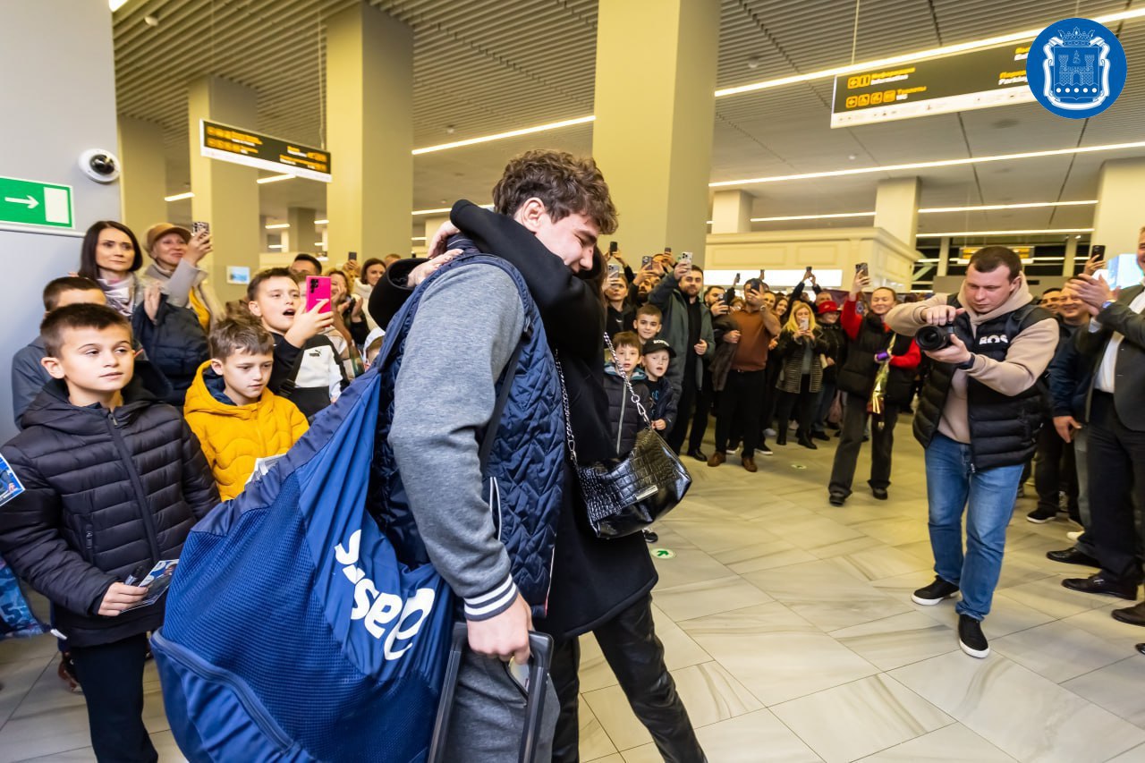 В калининградском аэропорту «Храброво» встретили победителя первенства мира по вольной борьбе Арсена Балаяна В калининградском аэропорту «Храброво» встретили победителя первенства мира по вольной борьбе Арсена Балаяна