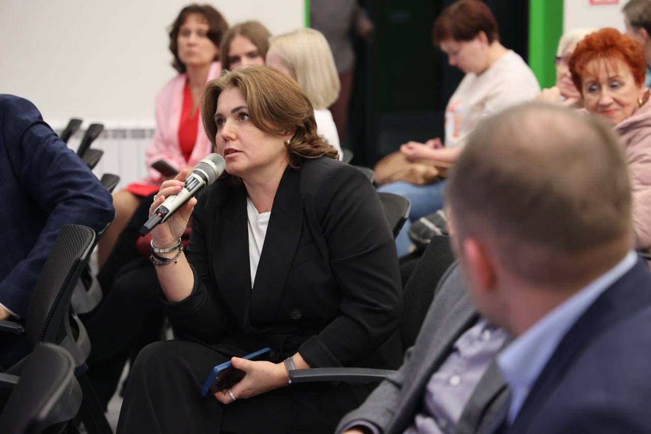 Елена Дятлова: Вчерашний вечер посвятила общению с жителями Прибрежного Елена Дятлова: Вчерашний вечер посвятила общению с жителями Прибрежного