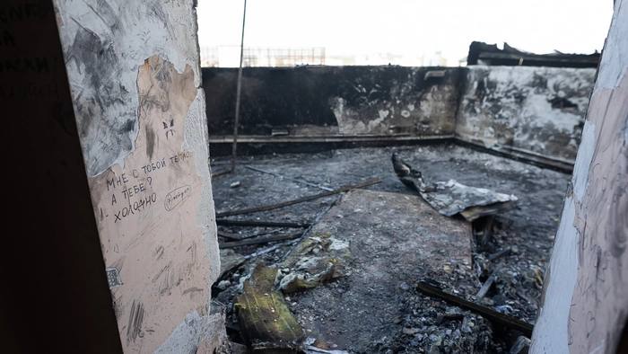 Жильцы дома на Эпроновской, где сгорел пентхаус, год страдают от сырости из-за протекающей крыши Жильцы дома на Эпроновской, где сгорел пентхаус, год страдают от сырости из-за протекающей крыши