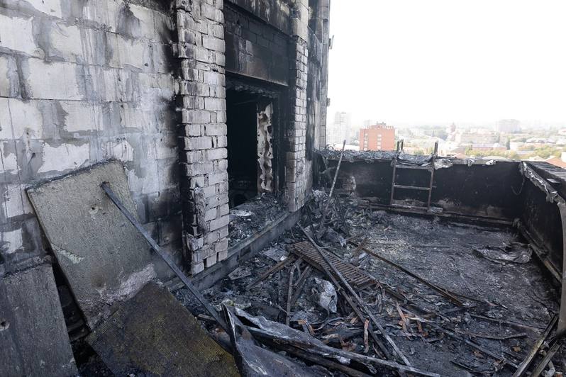 Жильцы дома на Эпроновской, где сгорел пентхаус, год страдают от сырости из-за протекающей крыши Жильцы дома на Эпроновской, где сгорел пентхаус, год страдают от сырости из-за протекающей крыши