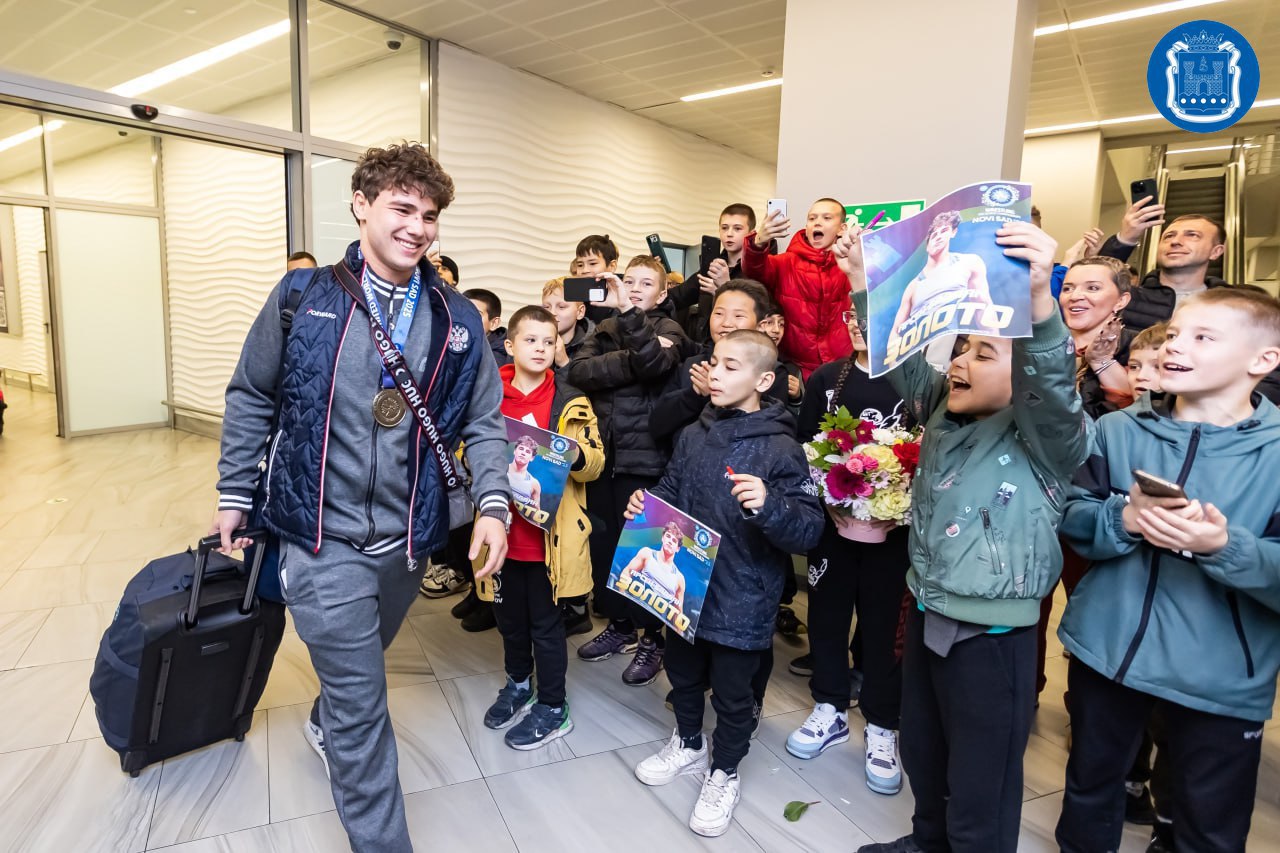 В калининградском аэропорту «Храброво» встретили победителя первенства мира по вольной борьбе Арсена Балаяна В калининградском аэропорту «Храброво» встретили победителя первенства мира по вольной борьбе Арсена Балаяна